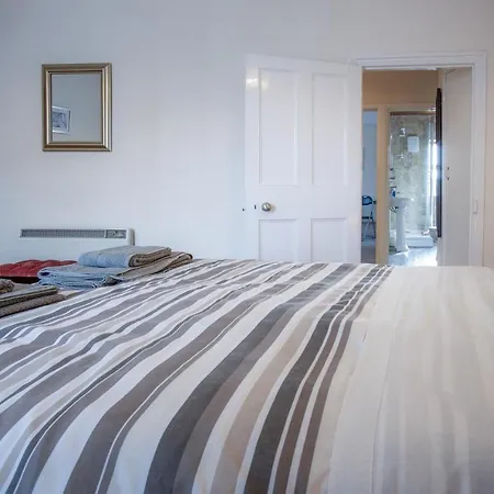 Dragons Den - 2 Bedroom Apartment - Tenby Exterior photo