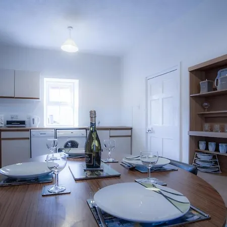 Dragons Den - 2 Bedroom Apartment - Tenby Exterior photo