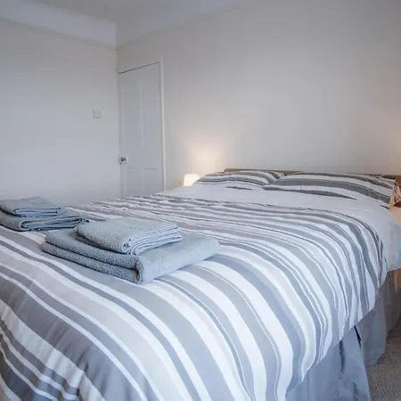 Dragons Den - 2 Bedroom Apartment - Tenby Exterior photo